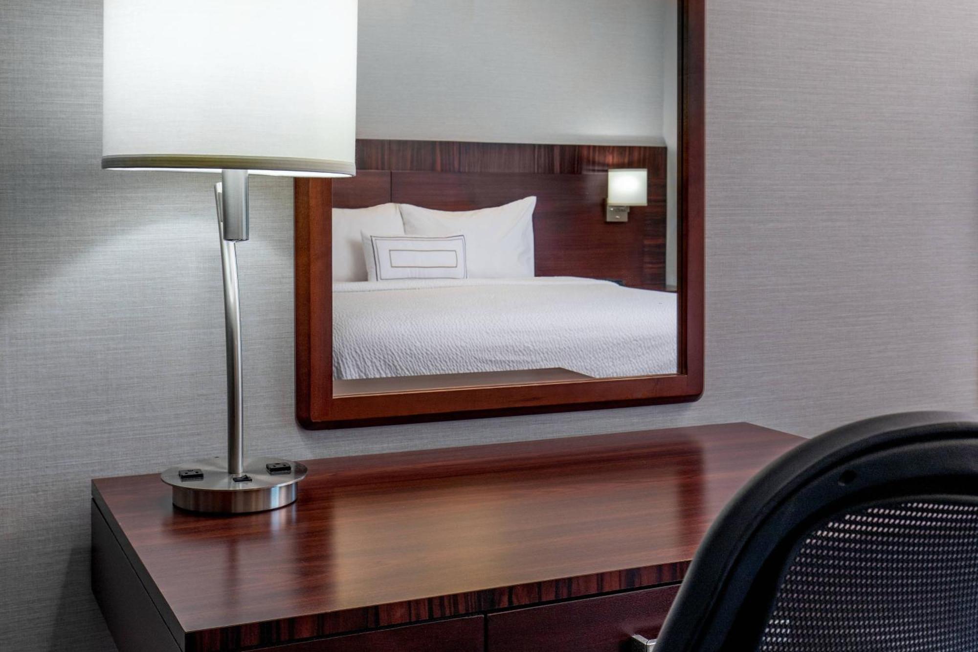 Fairfield Inn&suites Lancaster 3*